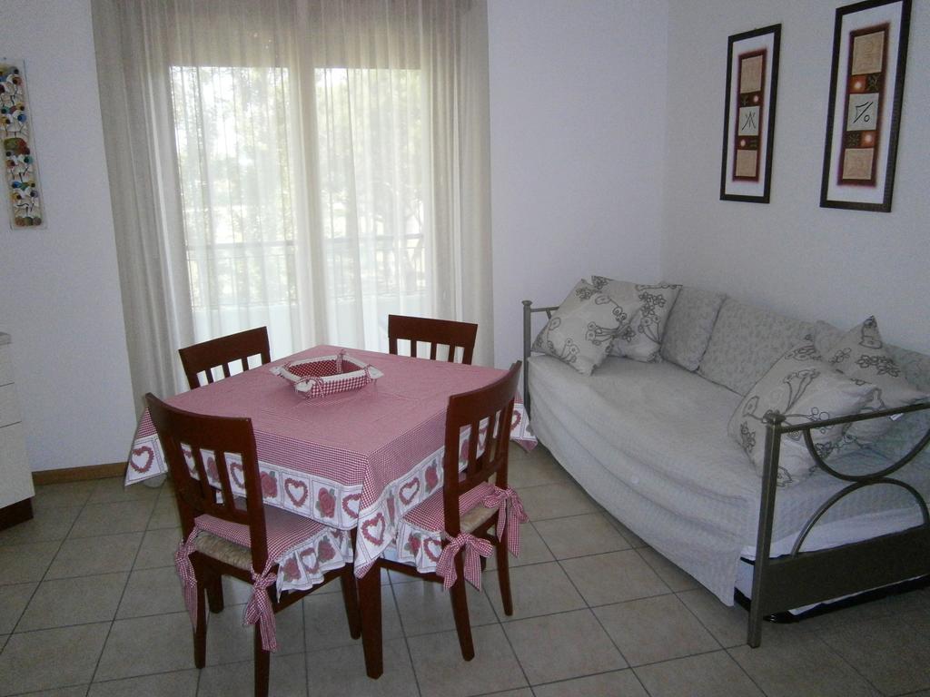 Residence Roberta Con Piscina - Agenzia Cocal Caorle Rum bild