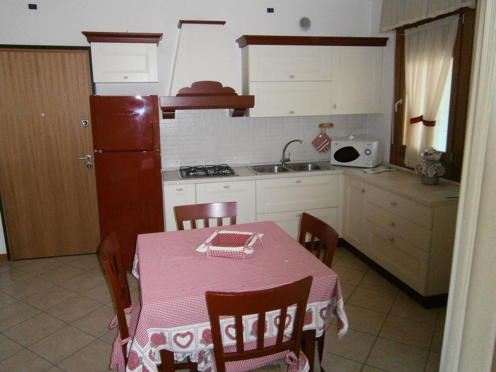 Residence Roberta Con Piscina - Agenzia Cocal Caorle Rum bild